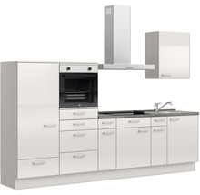 Küchenzeile mit Backofen, Dunstabzugshaube, Spüle und Schränken