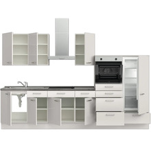 Komplette Küche mit Spüle, Herd, Dunstabzugshaube, Backofen und Kühlschrank.