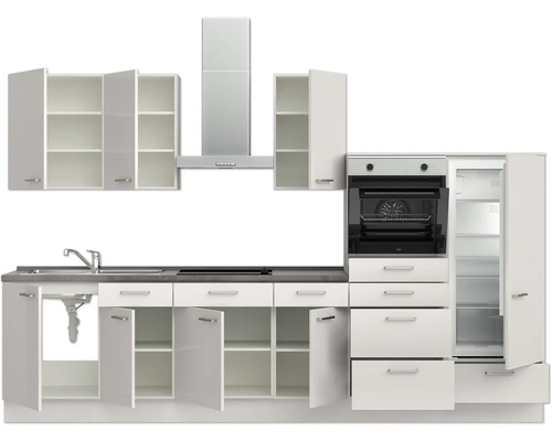 Komplette Küche mit Spüle, Herd, Dunstabzugshaube, Backofen und Kühlschrank.
