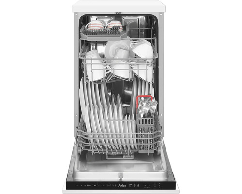 Geöffneter Geschirrspüler mit Geschirr und Besteck