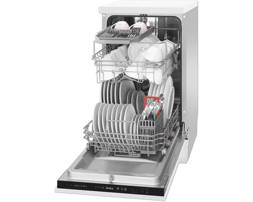 Offener Geschirrspüler von Amica mit Geschirr beladen.