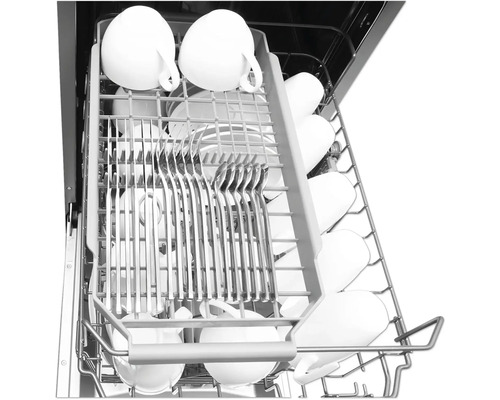Geschirrspüler Innenraum mit Tassen und Besteck im Geschirrkorb