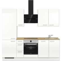 Cuisine avec armoires blanches, plan de travail aspect bois, four noir et hotte aspirante.