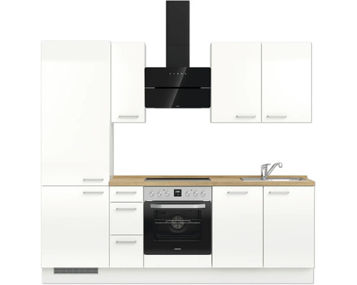 Cuisine avec armoires blanches, plan de travail aspect bois, four noir et hotte aspirante.