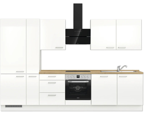 Cuisine équipée avec armoires blanches, hotte aspirante et cuisinière électrique