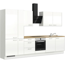 Cuisine équipée avec armoires blanches, plan de travail imitation bois et hotte noire