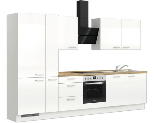 Cuisine équipée avec armoires blanches, plan de travail imitation bois et hotte noire