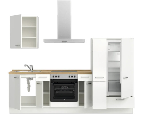 Küchenzeile mit Spüle, Herd, Backofen, Dunstabzugshaube, Kühlschrank und Hängeschrank