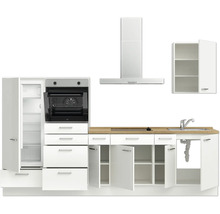 Cuisine linéaire avec réfrigérateur, four, hotte aspirante, évier et armoire haute