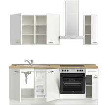 Cuisine linéaire avec évier, réfrigérateur, cuisinière, four et hotte aspirante avec façades blanches et plan de travail en bois