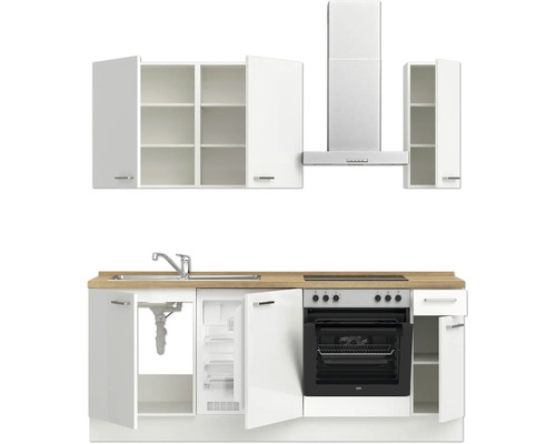 Cuisine linéaire avec évier, réfrigérateur, cuisinière, four et hotte aspirante avec façades blanches et plan de travail en bois