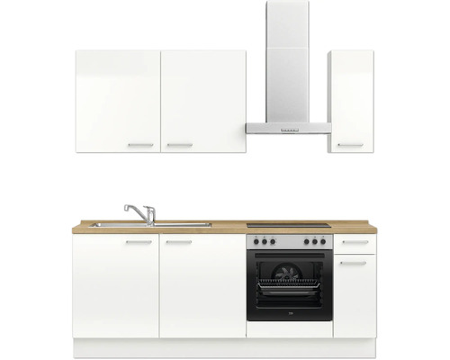 Cuisine complète avec évier, plaque de cuisson, four, hotte et armoires
