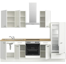 Cuisine complète avec évier, plaque de cuisson, four, hotte aspirante, combiné réfrigérateur-congélateur et armoires hautes en finition claire.