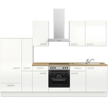 Cuisine avec armoires blanches, plan de travail aspect bois et hotte aspirante