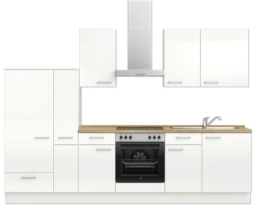 Cuisine avec armoires blanches, plan de travail aspect bois et hotte aspirante