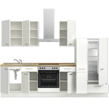 Cuisine équipée avec évier, cuisinière, four, hotte aspirante, éléments hauts et réfrigérateur