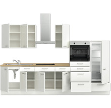 Cuisine blanche complète avec évier, cuisinière, hotte aspirante, four et réfrigérateur
