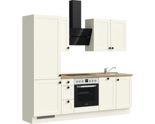 Küche mit Spüle, Herd, Dunstabzugshaube und Schränken