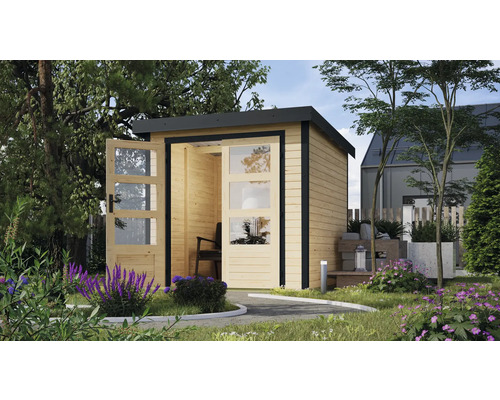 Gartenszene mit Holzgartenhaus mit Glastüren und einem Pultdach