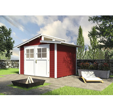 Rotes Gartenhaus mit Doppeltür und Feuerstelle im Garten
