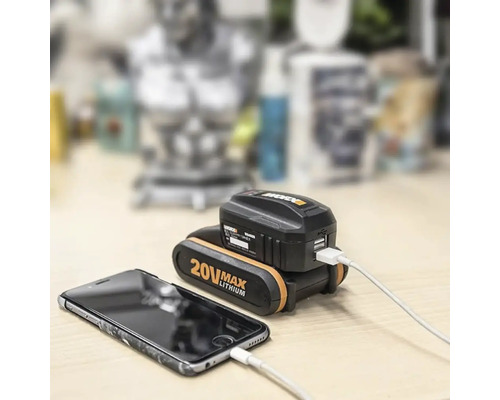 Worx Powerbank connecté à un smartphone pour le recharger.