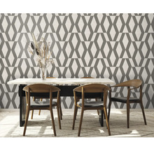 Salle à manger avec papier peint géométrique, table à manger et chaises