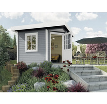 Gartenhaus mit offenstehender Tür, Fenster und Terrasse mit Sitzgruppe