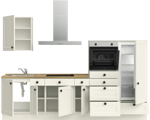 Cuisine linéaire avec évier, plaque de cuisson, hotte aspirante, four, réfrigérateur et armoires