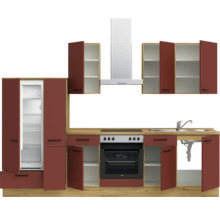 Cuisine complète avec éléments hauts, évier, cuisinière, four, hotte aspirante et réfrigérateur.