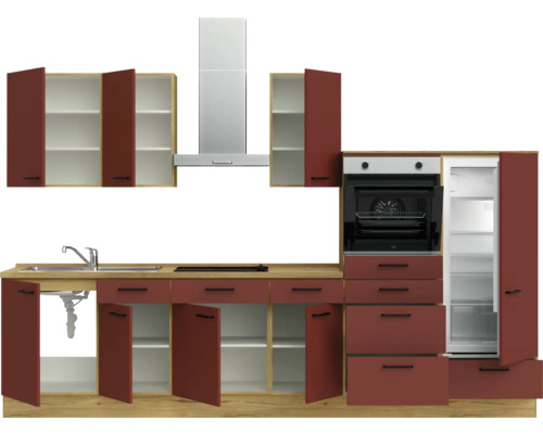 Komplette Küche mit Spüle, Kochfeld, Dunstabzugshaube, Backofen und Kühlschrank.