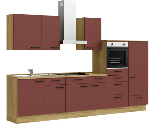 Küchenzeile mit Spüle, Kochfeld, Backofen, Dunstabzugshaube und Schränken in Holzoptik