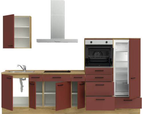 Küchenzeile mit Spüle, Kochfeld, Dunstabzugshaube, Backofen und Kühlschrank