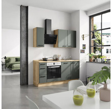 Cuisine moderne avec placards hauts, hotte aspirante et cuisinière électrique dans un appartement lumineux.