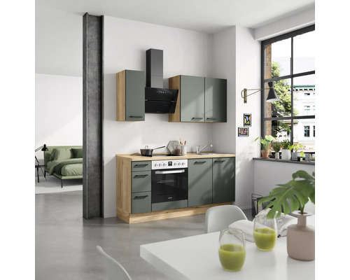 Moderne Küche mit Hängeschränken, Dunstabzugshaube und Elektroherd in einer hellen Wohnung.