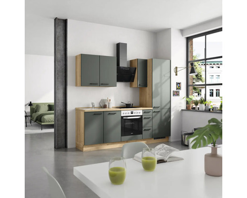 Cuisine moderne avec armoires de cuisine, hotte aspirante, évier et cuisinière électrique dans une pièce lumineuse.