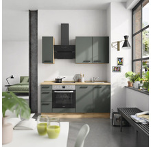Cuisine moderne avec armoires grises, plan de travail en bois et hotte noire.
