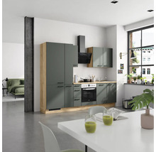 Cuisine moderne avec armoires de cuisine, hotte aspirante et table à manger dans un espace ouvert.