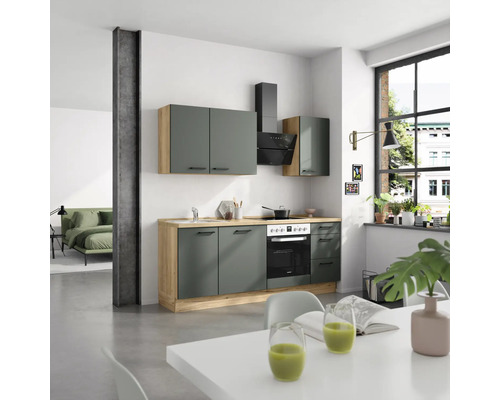 Cuisine équipée avec éléments hauts, évier, cuisinière et hotte aspirante au design moderne