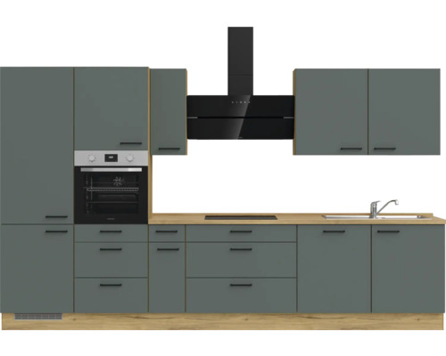 Cuisine moderne avec des armoires grises, un plan de travail en bois et une hotte noire