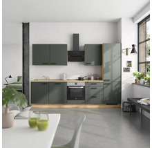Cuisine moderne avec armoires grises, plan de travail en bois et hotte noire