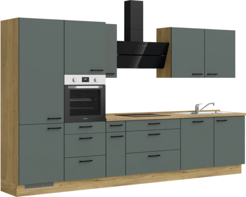 Cuisine moderne avec armoires grises, plan de travail en bois et hotte noire.