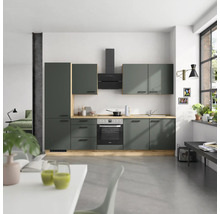 Cuisine moderne avec armoires de cuisine, hotte aspirante et cuisinière électrique dans une pièce lumineuse.