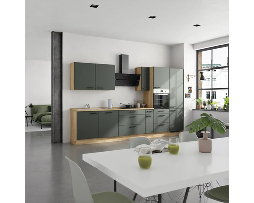Cuisine moderne avec façades grises et éléments en bois dans une pièce lumineuse.