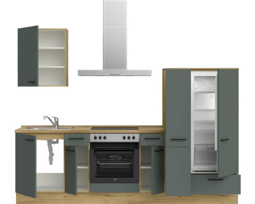 Küchenzeile mit Spüle, Kochfeld, Backofen, Kühlschrank, Dunstabzugshaube und Hängeschrank