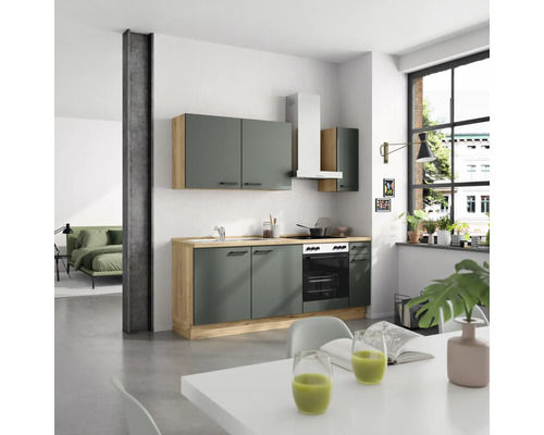 Moderne Küche mit Ober- und Unterschränken, Dunstabzugshaube und Elektroherd in einem hellen Raum