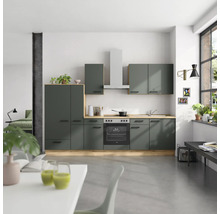 Cuisine moderne avec armoires vertes, plan de travail en bois et coin repas.