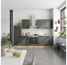 Cuisine moderne avec armoires de cuisine, hotte aspirante et cuisinière électrique dans une pièce lumineuse.