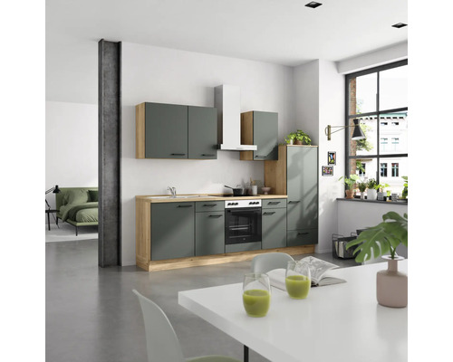 Cuisine moderne avec évier, cuisinière et hotte aspirante dans une pièce lumineuse