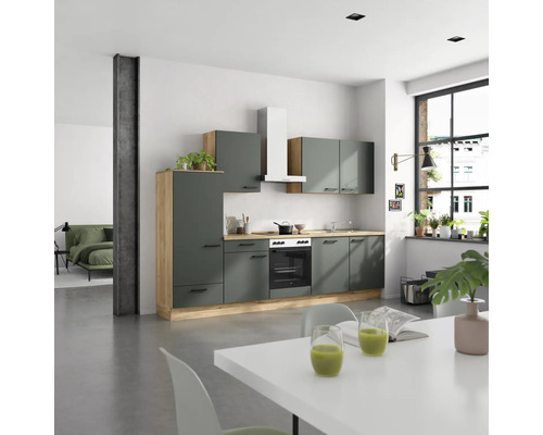 Cuisine moderne avec armoires grises, décor bois clair et table à manger dans une pièce lumineuse.
