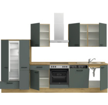 Cuisine équipée avec appareils électriques, évier, hotte et portes de placard ouvertes